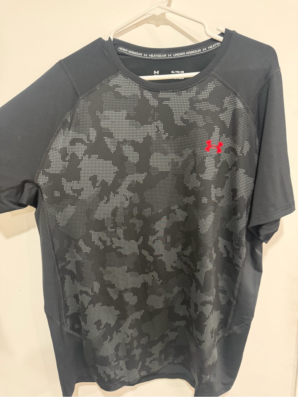 Under Armour Men's Dark Gray Camo Short Sleeve Performance Tee with Red Logo